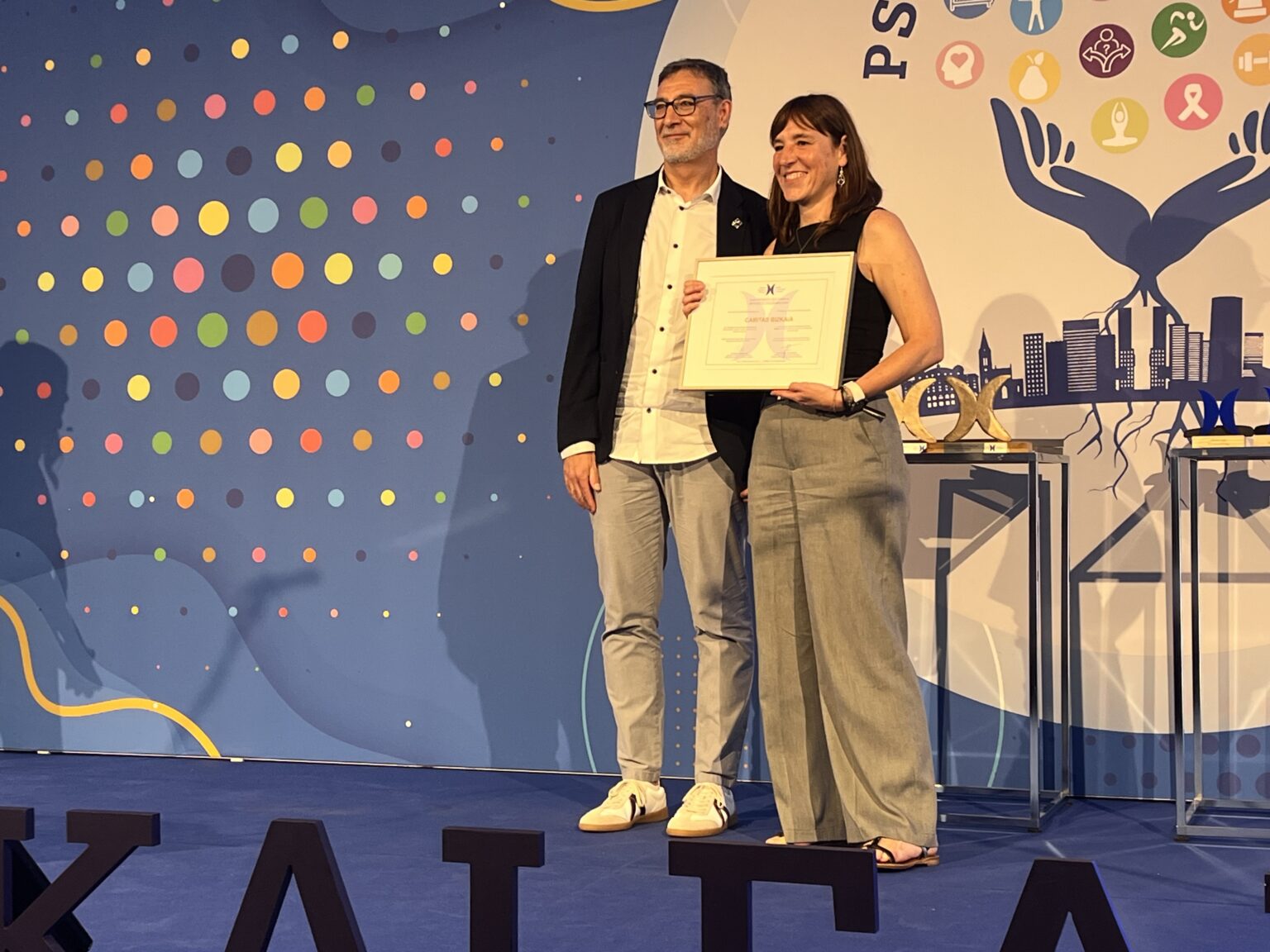 Caritas Bizkaia recibe el Premio al Proyecto Solidario 2024 del Colegio ...